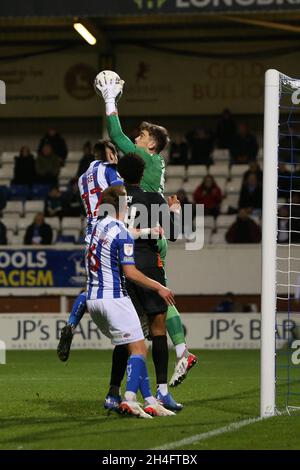 HARTLEPOOL, GROSSBRITANNIEN. 2. NOVEMBER: Harry Tirer von Everton behauptet sich während des Spiels der EFL Trophy zwischen Hartlepool United und Everton im Victoria Park, Hartlepool, am Dienstag, den 2. November 2021, ein Kreuz. (Kredit: Mark Fletcher | MI News) Kredit: MI Nachrichten & Sport /Alamy Live News Stockfoto