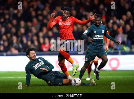 Gabriel Osho von Luton Town (Mitte) und Matt Crooks von Middlesbrough kämpfen während des Sky Bet Championship-Spiels in der Kenilworth Road, Luton, um den Ball. Bilddatum: Dienstag, 2. November 2021. Stockfoto