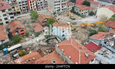 Luftdrohnenansicht auf Baggern, die ein Gebäude abreißen. Luftdrohnenaufnahme über urbane Transformation. Luftaufnahme des Bauabbruchs in der Stadt c Stockfoto