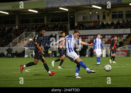 HARTLEPOOL, GROSSBRITANNIEN. 2. NOVEMBER Martin Smith von Hartlepool United schießt beim Spiel der EFL Trophy zwischen Hartlepool United und Everton am Dienstag, den 2. November 2021, im Victoria Park in Hartlepool auf das Tor. (Kredit: Mark Fletcher | MI News) Kredit: MI Nachrichten & Sport /Alamy Live News Stockfoto