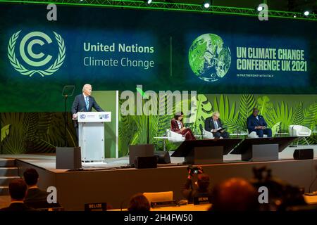 Glasgow, Vereinigtes Königreich. November 2021. US-Präsident Joe Biden spricht während der Aktion gegen Wälder und Landnutzung auf dem COP26 UN-Klimagipfel im Glasgow Science Center am 2. November 2021 in Glasgow, Schottland, über die Entwaldung.Quelle: Adam Schultz/White House Photo/Alamy Live News Stockfoto