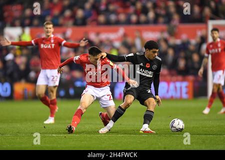 NOTTINGHAM, GROSSBRITANNIEN. 2. NOVEMBER Joe Lolley von Nottingham Forest kämpft am Dienstag, den 2. November 2021, mit Morgan Gibbs-White von Sheffield United während des Sky Bet Championship-Spiels zwischen Nottingham Forest und Sheffield United auf dem City Ground, Nottingham. (Kredit: Jon Hobley | MI News) Kredit: MI Nachrichten & Sport /Alamy Live News Stockfoto