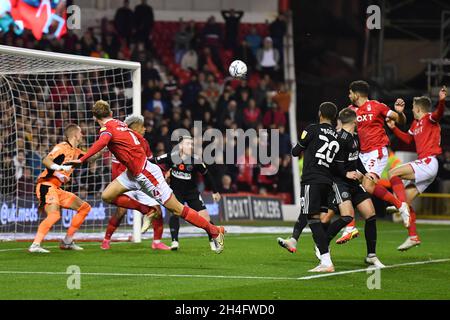 NOTTINGHAM, GROSSBRITANNIEN. 2. NOVEMBER Joe Worrall von Nottingham Forest beobachtet, wie sein Kopfball während des Sky Bet Championship-Spiels zwischen Nottingham Forest und Sheffield United am Dienstag, den 2. November 2021, auf dem City Ground in Nottingham weit geht. (Kredit: Jon Hobley | MI News) Kredit: MI Nachrichten & Sport /Alamy Live News Stockfoto