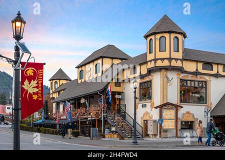 Touristen genießen einen frühen Abend auf der Hauptstraße des bayerischen Themendorf Leavenworth in den Cascade Mountains von Washington. Stockfoto