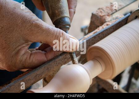 Ältere Hände drehen Holz Stockfoto