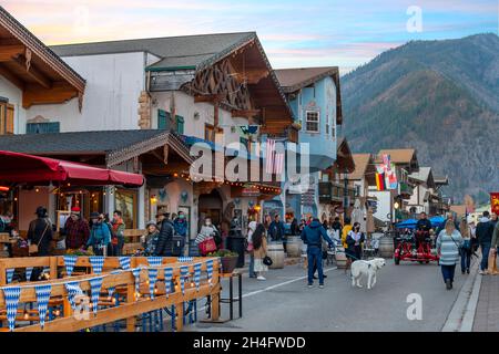 Touristen genießen einen frühen Abend auf der Hauptstraße des bayerischen Themendorf Leavenworth in den Cascade Mountains von Washington. Stockfoto