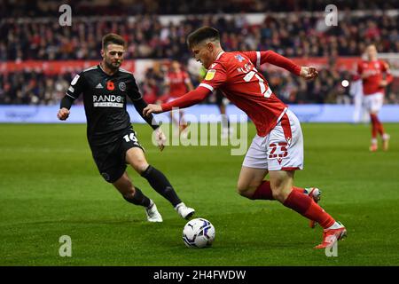 NOTTINGHAM, GROSSBRITANNIEN. 2. NOVEMBER Joe Lolley von Nottingham Forest kämpft am Dienstag, den 2. November 2021, mit Oliver Norwood von Sheffield United während des Sky Bet Championship-Spiels zwischen Nottingham Forest und Sheffield United auf dem City Ground in Nottingham. (Kredit: Jon Hobley | MI News) Kredit: MI Nachrichten & Sport /Alamy Live News Stockfoto