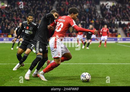 NOTTINGHAM, GROSSBRITANNIEN. 2. NOVEMBER Brennan Johnson aus Nottingham Forest kämpft am Dienstag, den 2. November 2021, mit Jayden Bogle aus Sheffield United während des Sky Bet Championship-Spiels zwischen Nottingham Forest und Sheffield United auf dem City Ground in Nottingham. (Kredit: Jon Hobley | MI News) Kredit: MI Nachrichten & Sport /Alamy Live News Stockfoto