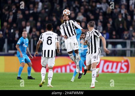 Turin, Italien. November 2021. Weston McKennie von Juventus FC kontrolliert den Ball während des UEFA Champions League Group H-Spiels zwischen Juventus FC und FC Zenit am 02. November 2021 in Turin, Italien. Quelle: Marco Canoniero/Alamy Live News Stockfoto