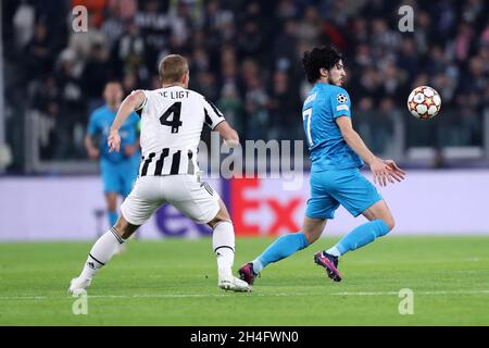 Turin, Italien. November 2021. Sardar Azmoun vom FC Zenit und Matthijs de Ligt vom FC Juventus im Allianz Stadium am 02. November 2021 in Turin, Italien, um den Ball beim UEFA Champions League Group H-Spiel zwischen dem FC Juventus und dem FC Zenit. Quelle: Marco Canoniero/Alamy Live News Stockfoto