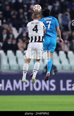 Turin, Italien. November 2021. Sardar Azmoun vom FC Zenit und Matthijs de Ligt vom FC Juventus im Allianz Stadium am 02. November 2021 in Turin, Italien, um den Ball beim UEFA Champions League Group H-Spiel zwischen dem FC Juventus und dem FC Zenit. Quelle: Marco Canoniero/Alamy Live News Stockfoto