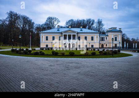 Herrenhaus mit neoklassizistischen Stilmerkmalen und bestimmten Merkmalen Stockfoto