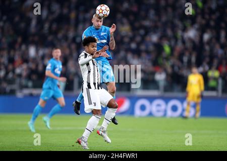 Turin, Italien. November 2021. Yaroslav Rakitskyy vom FC Zenit und Matthijs de Ligt vom FC Juventus kämpfen während des UEFA Champions League-Spiels der Gruppe H zwischen dem FC Juventus und dem FC Zenit im Allianz Stadium am 02. November 2021 in Turin, Italien um den Ball. Quelle: Marco Canoniero/Alamy Live News Stockfoto