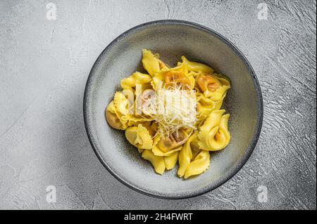 Pasta Itariana Ravioli mit Mozzarella-Käse und Tomaten auf dem Teller. Weißer Hintergrund. Draufsicht Stockfoto