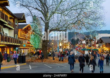 Touristen genießen einen frühen Abend auf der Hauptstraße des bayerischen Themendorf Leavenworth in den Cascade Mountains von Washington. Stockfoto