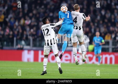 Turin, Italien. November 2021. Sardar Azmoun vom FC Zenit und Matthijs de Ligt vom FC Juventus kämpfen im Allianz Stadium am 02. November 2021 in Turin um den Ball während des UEFA Champions League Group H-Spiels zwischen dem FC Juventus und dem FC Zenit. Quelle: Marco Canoniero/Alamy Live News Stockfoto