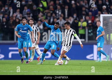 Turin, Italien. November 2021. Paulo Dybala vom FC Juventus kontrolliert den Ball während des UEFA Champions League-Spiel der Gruppe H zwischen dem FC Juventus und dem FC Zenit im Allianz Stadium am 02. November 2021 in Turin, Italien. Quelle: Marco Canoniero/Alamy Live News Stockfoto