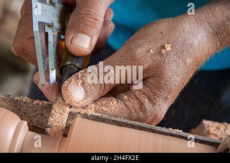 Ältere Hände drehen Holz Stockfoto