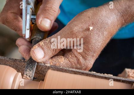 Ältere Hände drehen Holz Stockfoto