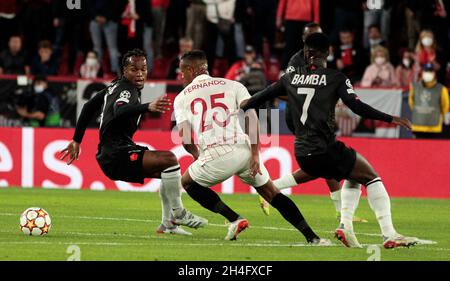 2. November 2021; Stadion Ramon Sanchez-Pizjuan, Sevilla, Adalusia, Spanien, ECL Champions League Football, Sevilla gegen Lille; Fernando Reges von Sevilla dreht sich in Jonathan Bamba von Lille Métropole Stockfoto