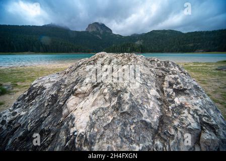 Spiegelt die Struktur und Form eines großen entfernten Gipfels des Mount Durmitor, in der Ferne, zwischen stürmischen Wolken, aus dem gleichen Gesteinstyp gebildet. Stockfoto