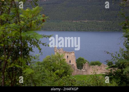 Schottland, Highlands, Urquhart Castle, Drumnadrochit, Loch Ness, Grün, Lichtstrahl am Berghang, Berggipfel, schottische Landschaft, Blue Waters Stockfoto