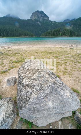 Spiegelt die Struktur und Form eines großen entfernten Gipfels des Mount Durmitor, in der Ferne, zwischen stürmischen Wolken, aus dem gleichen Gesteinstyp gebildet. Stockfoto