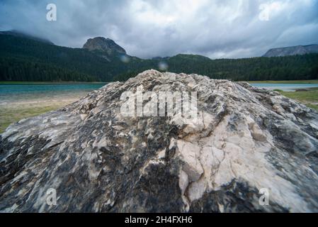 Spiegelt die Struktur und Form eines großen entfernten Gipfels des Mount Durmitor, in der Ferne, zwischen stürmischen Wolken, aus dem gleichen Gesteinstyp gebildet. Stockfoto