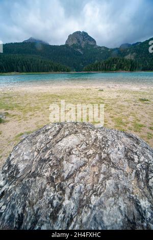 Spiegelt die Struktur und Form eines großen entfernten Gipfels des Mount Durmitor, in der Ferne, zwischen stürmischen Wolken, aus dem gleichen Gesteinstyp gebildet. Stockfoto