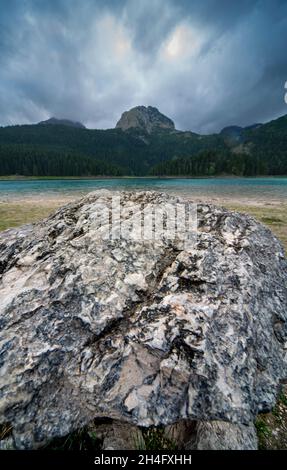 Spiegelt die Struktur und Form eines großen entfernten Gipfels des Mount Durmitor, in der Ferne, zwischen stürmischen Wolken, aus dem gleichen Gesteinstyp gebildet. Stockfoto