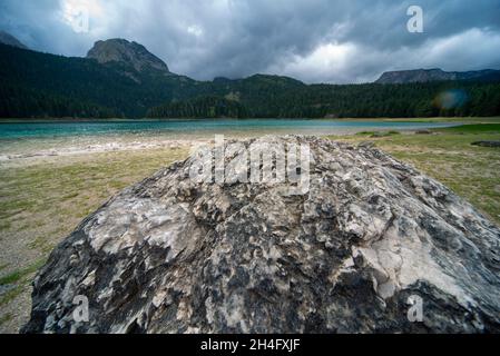 Spiegelt die Struktur und Form eines großen entfernten Gipfels des Mount Durmitor, in der Ferne, zwischen stürmischen Wolken, aus dem gleichen Gesteinstyp gebildet. Stockfoto