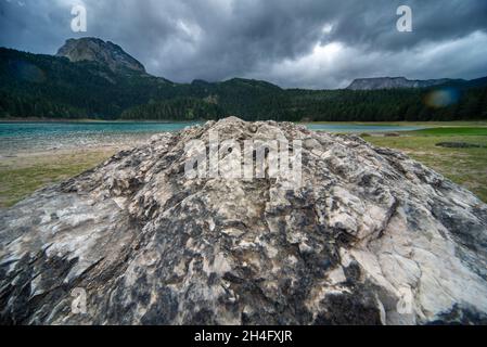 Spiegelt die Struktur und Form eines großen entfernten Gipfels des Mount Durmitor, in der Ferne, zwischen stürmischen Wolken, aus dem gleichen Gesteinstyp gebildet. Stockfoto