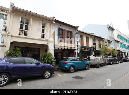 Amoy Street in Singapurs Chinatown mit terrassenförmigen Ladenhäusern mit Fensterläden und geparkten Autos am Straßenrand. Stockfoto