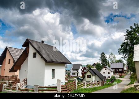 Die Stadt liegt im Zentrum der Durmitor-Bergregion und ist mit einer Höhe von 1,456 Metern die höchstgelegene Balkanstadt. Stockfoto