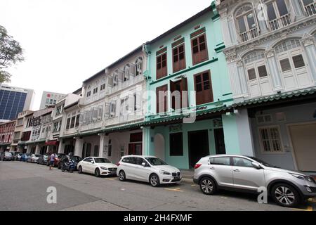 Amoy Street in Singapurs Chinatown mit terrassenförmigen Ladenhäusern mit Fensterläden und geparkten Autos am Straßenrand. Stockfoto