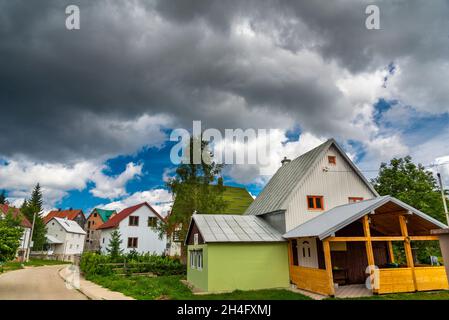 Die Stadt liegt im Zentrum der Durmitor-Bergregion und ist mit einer Höhe von 1,456 Metern die höchstgelegene Balkanstadt. Stockfoto