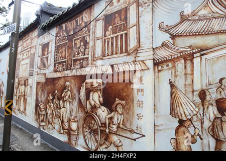 Thian Hock Keng Mural: Die Geschichte eines Einwanderers. Dieses Wandbild ist auf die äußere Rückwand des Thian Hock Keng-Tempels in Singapurs Chinatown gemalt. Stockfoto