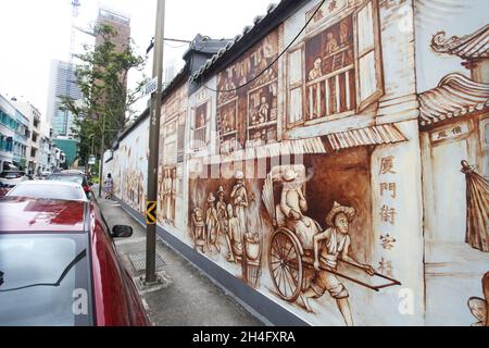 Thian Hock Keng Mural: Die Geschichte eines Einwanderers. Dieses Wandbild ist auf die äußere Rückwand des Thian Hock Keng-Tempels in Singapurs Chinatown gemalt. Stockfoto
