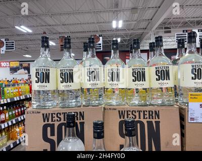 Springfield, IL USA - 23. September 2021: Eine Ausstellung von Flaschen von Western Son Vodka in einem Binneys-Laden in Springfield, Illinois. Stockfoto