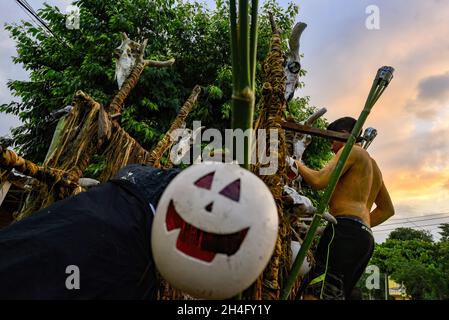 Tonacatepeque, El Salvador. November 2021. Ein Nachtschwärmer bereitet seinen Wagen vor der Parade vor. Die Salvadorianer feierten das traditionelle „La Calabiuza“, wo sich Nachtschwärmer als Figuren aus der lokalen Folklore am Vorabend des „Dìa de los Muertos“ verkleiden. Kredit: SOPA Images Limited/Alamy Live Nachrichten Stockfoto