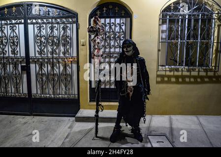 Tonacatepeque, El Salvador. November 2021. Während der Parade posiert ein Nachtschwärmer für ein Foto, während er in ein Kostüm gekleidet ist. Die Salvadorianer feierten das traditionelle „La Calabiuza“, wo sich Nachtschwärmer als Figuren aus der lokalen Folklore am Vorabend des „Dìa de los Muertos“ verkleiden. Kredit: SOPA Images Limited/Alamy Live Nachrichten Stockfoto