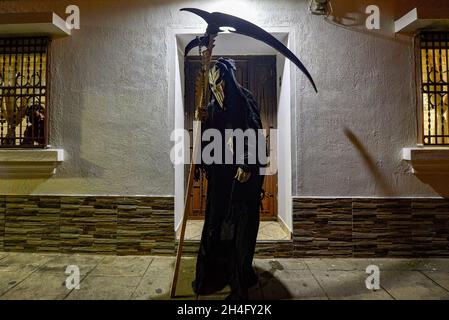 Tonacatepeque, El Salvador. November 2021. Während der Parade posiert ein Nachtschwärmer für ein Foto, während er in ein Kostüm gekleidet ist. Die Salvadorianer feierten das traditionelle „La Calabiuza“, wo sich Nachtschwärmer als Figuren aus der lokalen Folklore am Vorabend des „Dìa de los Muertos“ verkleiden. Kredit: SOPA Images Limited/Alamy Live Nachrichten Stockfoto