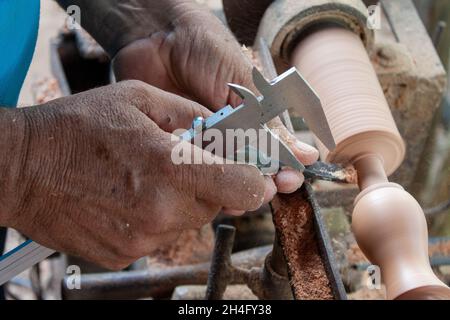 Ältere Hände drehen Holz Stockfoto