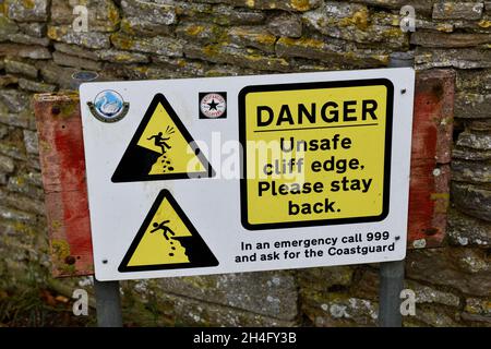 Warnschild auf dem Küstenpfad von Peveril Point zum Durliston Castle Swanage Dorset England uk Stockfoto