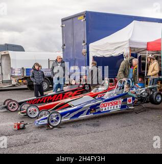 Junior Drag Racer und die jeweiligen Väter bereiten Drag-Rennwagen vor, die auf der Viertelmeile auf dem Santa Pod Raceway und Drag Strip laufen, Oktober 2021 Stockfoto