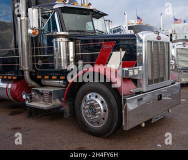 Das vordere Ende eines großen LKW-Lastwagens transportigte einen Drag-Rennwagen zum Drag Strip auf der Santa Pod-Rennstrecke, Oktober 2021 Stockfoto