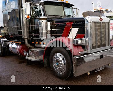 Das vordere Ende eines großen LKW-Lastwagens transportigte einen Drag-Rennwagen zum Drag Strip auf der Santa Pod-Rennstrecke, Oktober 2021 Stockfoto