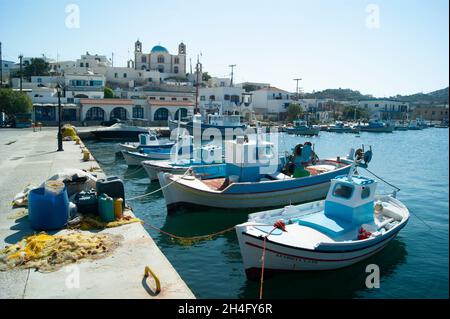 Lipsi Island - Griechenland - September 5 2011 : charmante Hafenszene mit bunten traditionellen Fischerbooten, die in einer malerischen Bucht vor Anker liegen Stockfoto