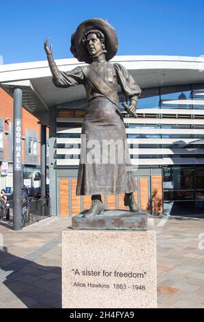 Statue der Suffragette Alice Hawkins, Green Dragon Square, City Centre, City of Leicester, Leicestershire, England, Vereinigtes Königreich Stockfoto