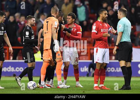 NOTTINGHAM, GROSSBRITANNIEN. 2. NOVEMBER Chris Basham von Sheffield United hält den Hals Brennan Johnson von Nottingham Forest, während Lewis Grabban von Nottingham Forest mit dem Schiedsrichter Leigh Doughty während des Sky Bet Championship-Spiels zwischen Nottingham Forest und Sheffield United am 2. November 2021 auf dem City Ground, Nottingham, spricht. (Kredit: Jon Hobley | MI News) Kredit: MI Nachrichten & Sport /Alamy Live News Stockfoto